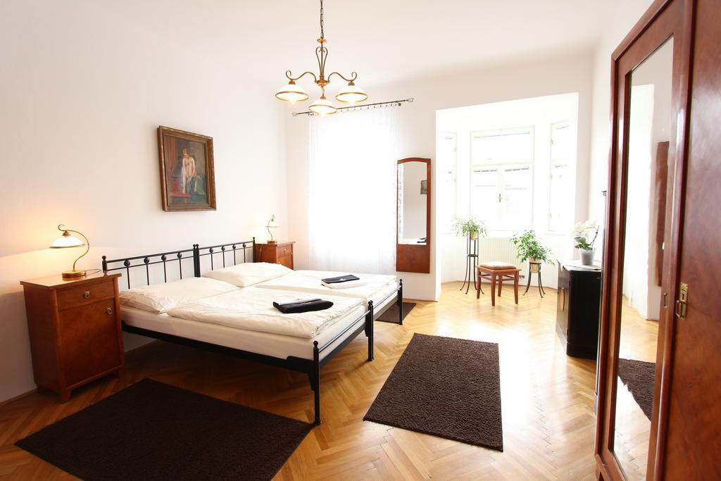Penzion Jelen Vranov Nad Dyji Exterior photo